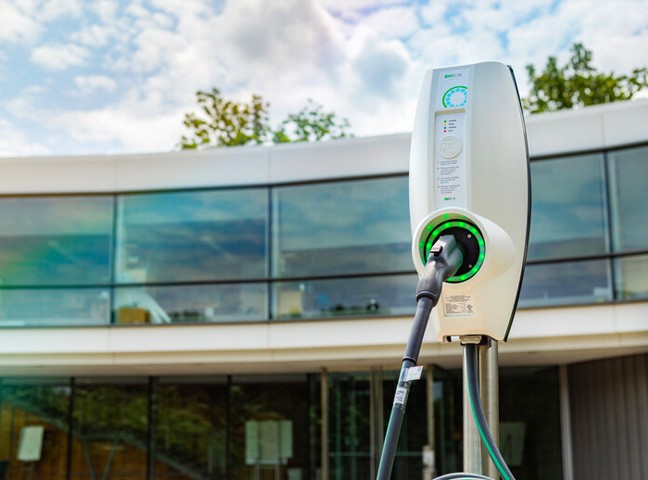 Cargador vehículo eléctrico movilidad eléctrica