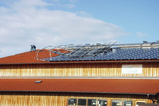 Planta fotovoltaica dañada por mala instalación y falta de mantenimiento